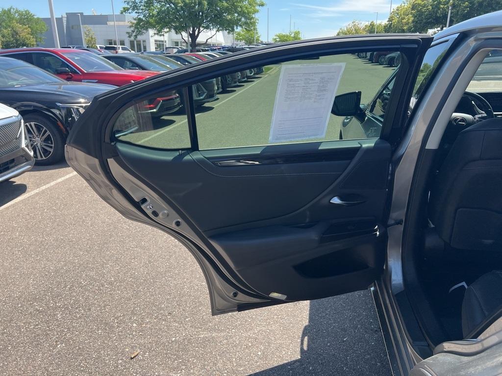 used 2019 Lexus ES 300h car, priced at $33,000