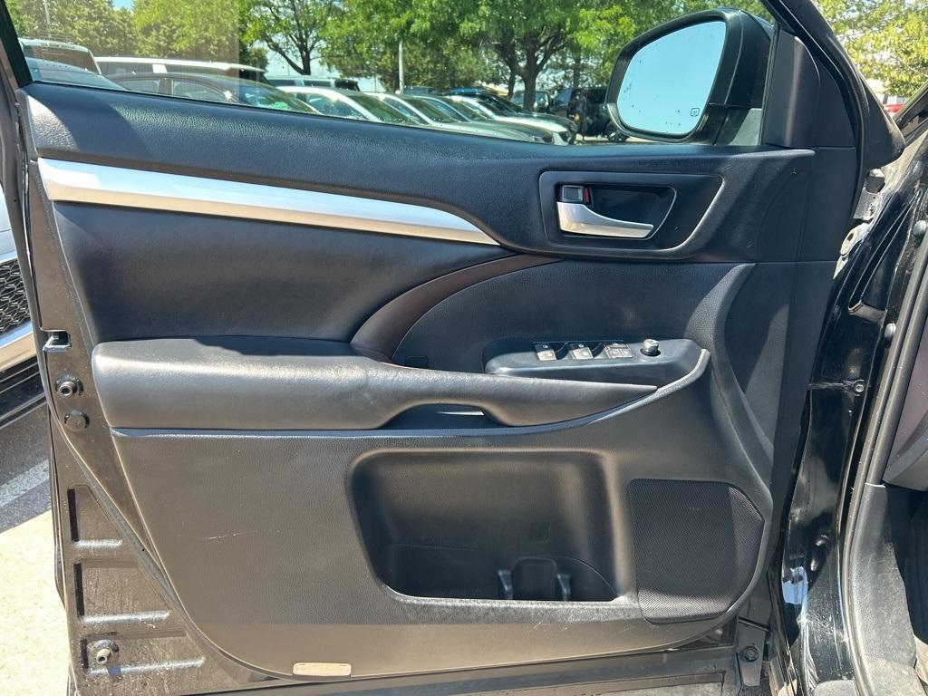 used 2019 Toyota Highlander car, priced at $27,500