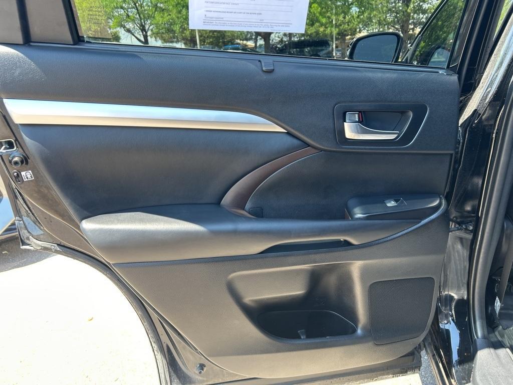 used 2019 Toyota Highlander car, priced at $27,500