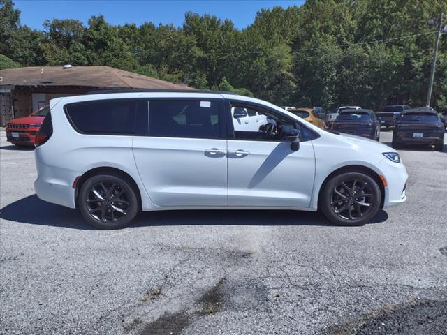 new 2024 Chrysler Pacifica car, priced at $37,180