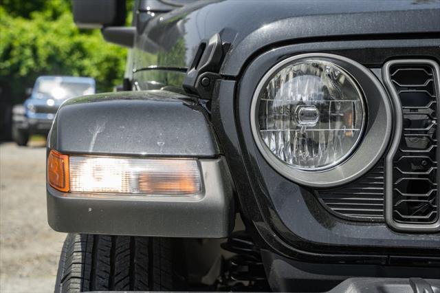 new 2025 Jeep Gladiator car, priced at $42,415