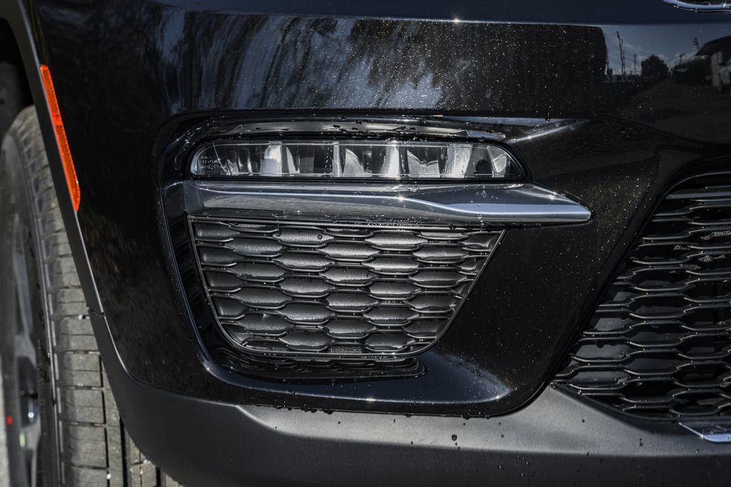 new 2025 Jeep Grand Cherokee car, priced at $40,500