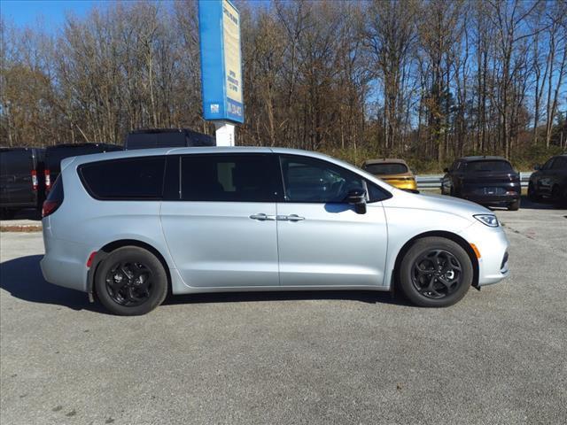 new 2023 Chrysler Pacifica Hybrid car, priced at $48,775