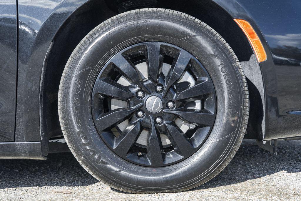 used 2023 Chrysler Pacifica Hybrid car, priced at $28,000