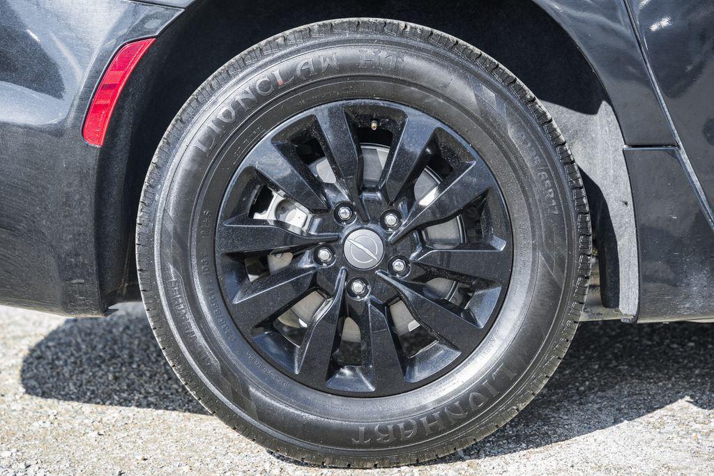 used 2023 Chrysler Pacifica Hybrid car, priced at $28,000