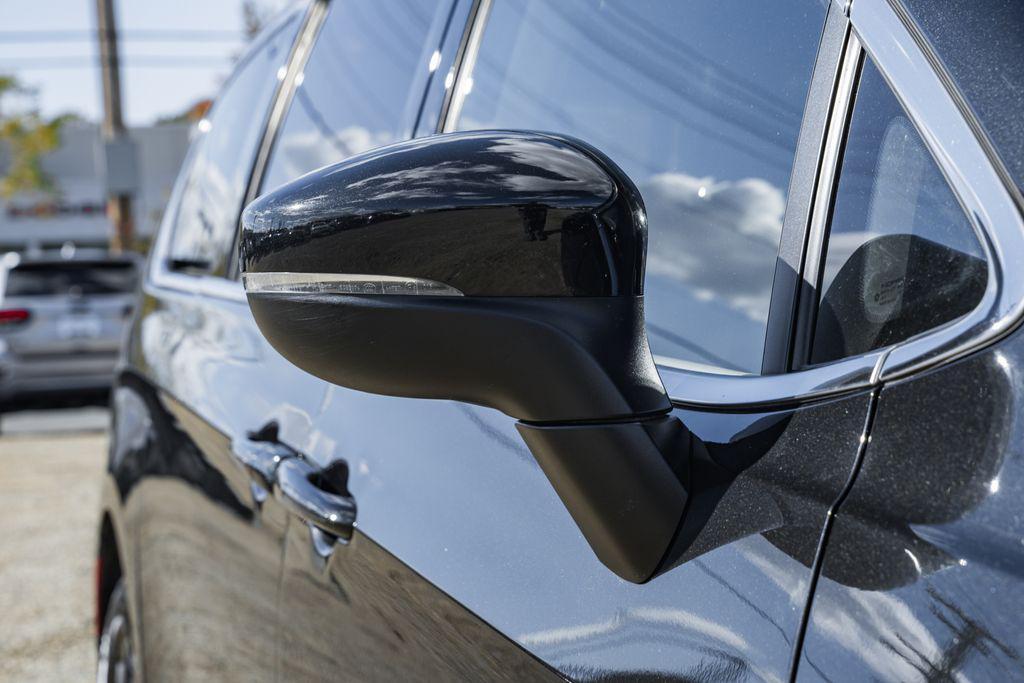 used 2023 Chrysler Pacifica Hybrid car, priced at $28,000