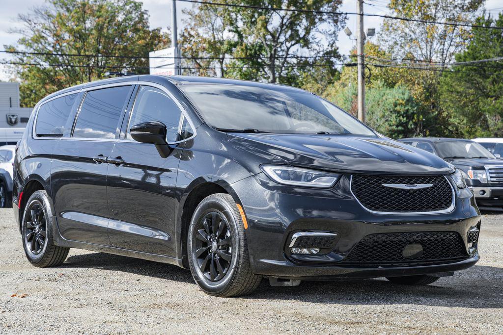 used 2023 Chrysler Pacifica Hybrid car, priced at $30,000