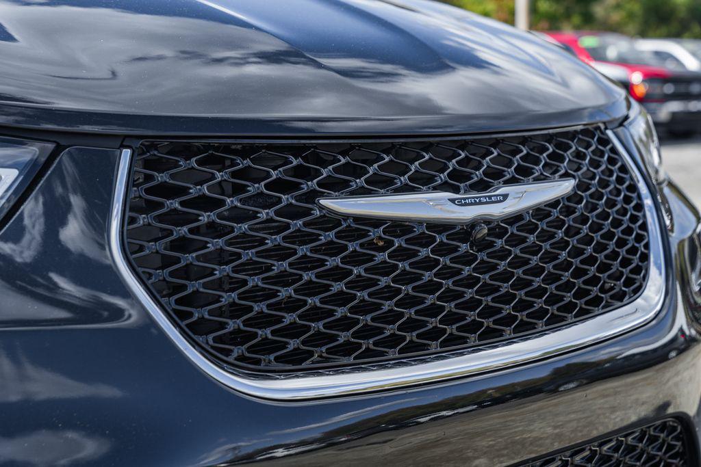 used 2023 Chrysler Pacifica Hybrid car, priced at $28,000