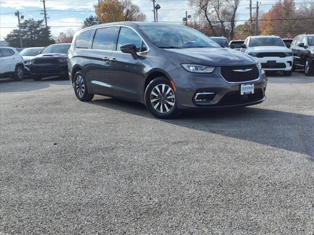 used 2022 Chrysler Pacifica Hybrid car, priced at $20,000