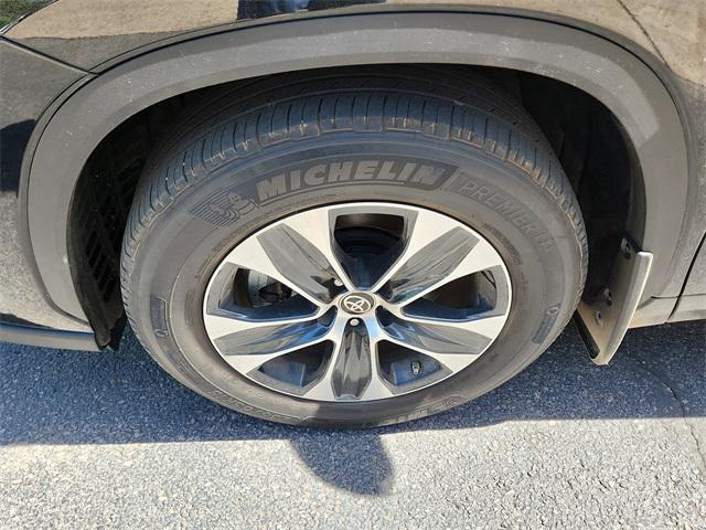 used 2022 Toyota Highlander car, priced at $39,663