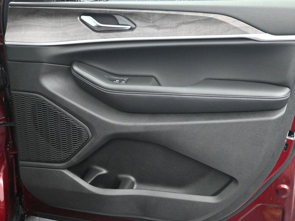 new 2025 Jeep Grand Cherokee car, priced at $54,986