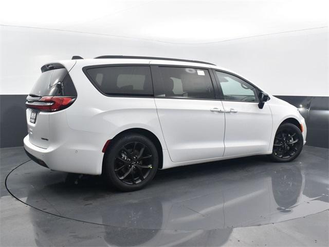 new 2024 Chrysler Pacifica car, priced at $52,909