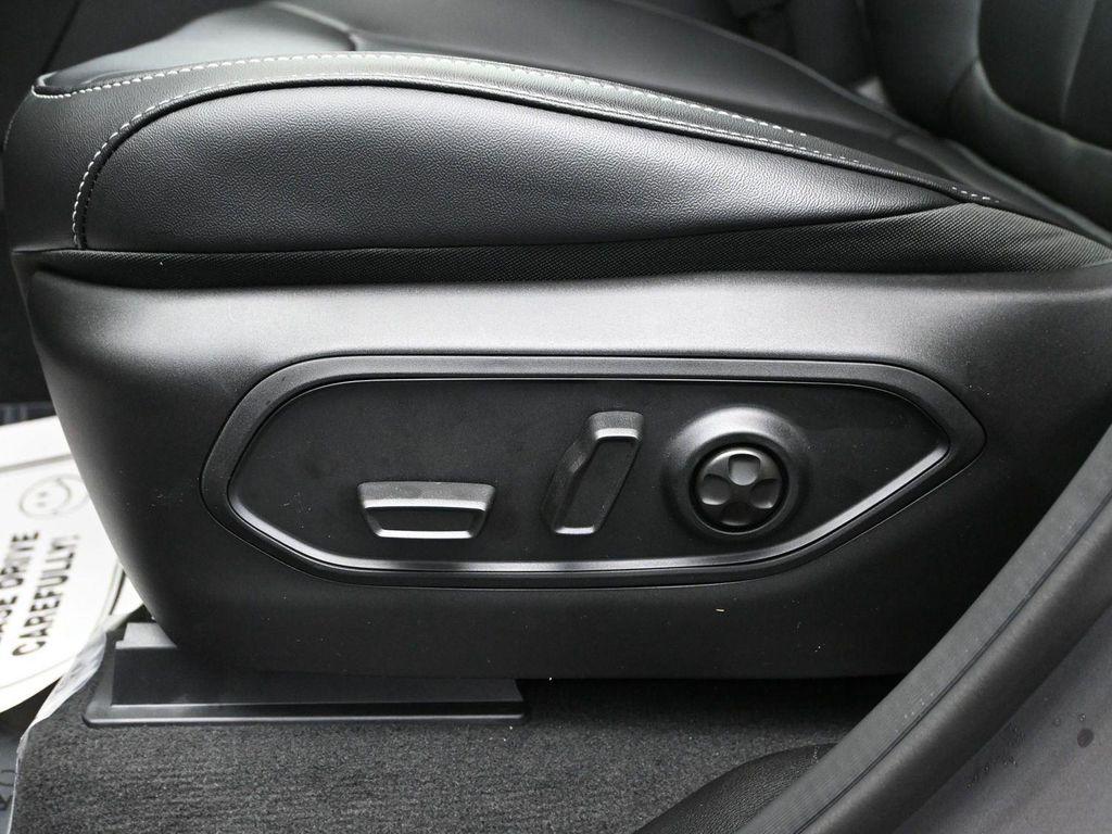 new 2025 Jeep Grand Cherokee car, priced at $52,976