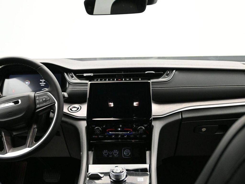 new 2025 Jeep Grand Cherokee car, priced at $52,976