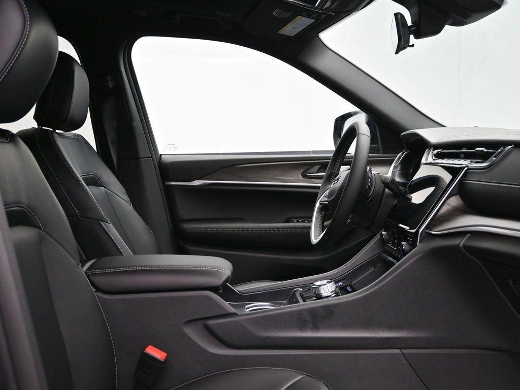 new 2025 Jeep Grand Cherokee car, priced at $52,976