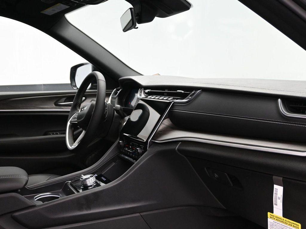 new 2025 Jeep Grand Cherokee car, priced at $52,976