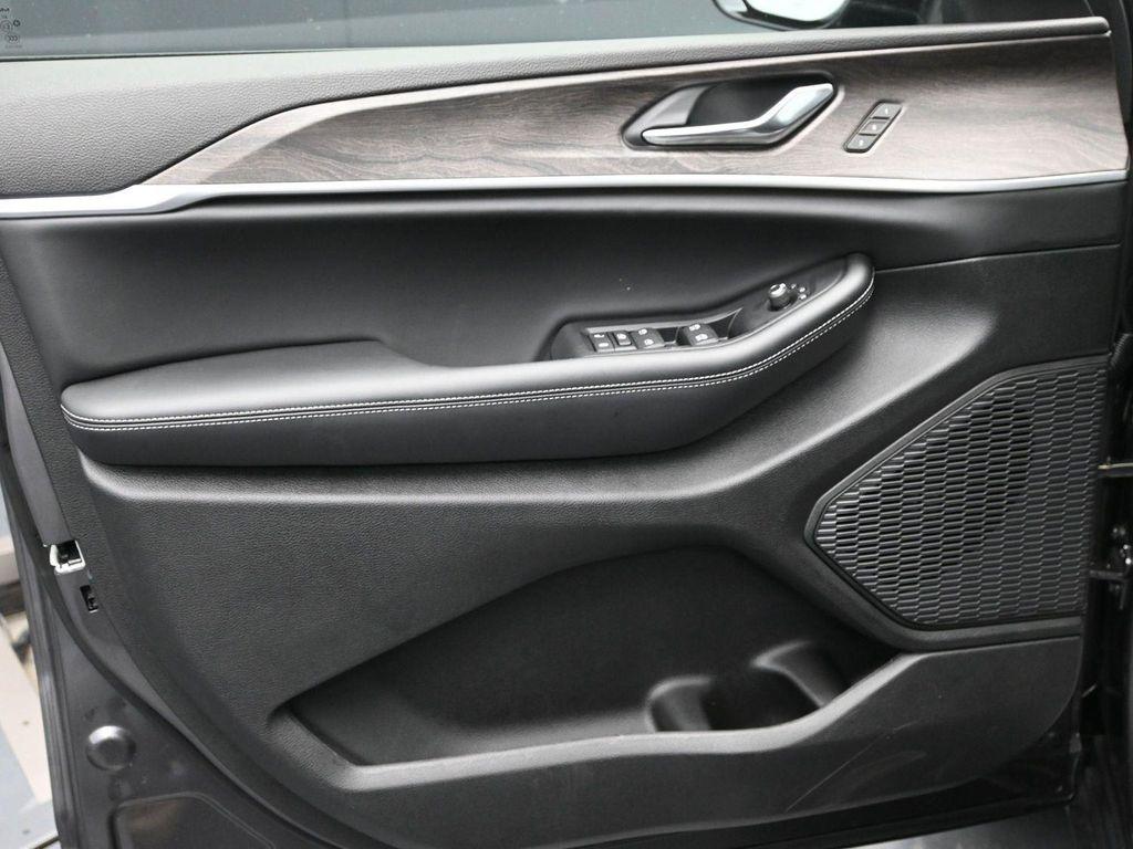 new 2025 Jeep Grand Cherokee car, priced at $52,976