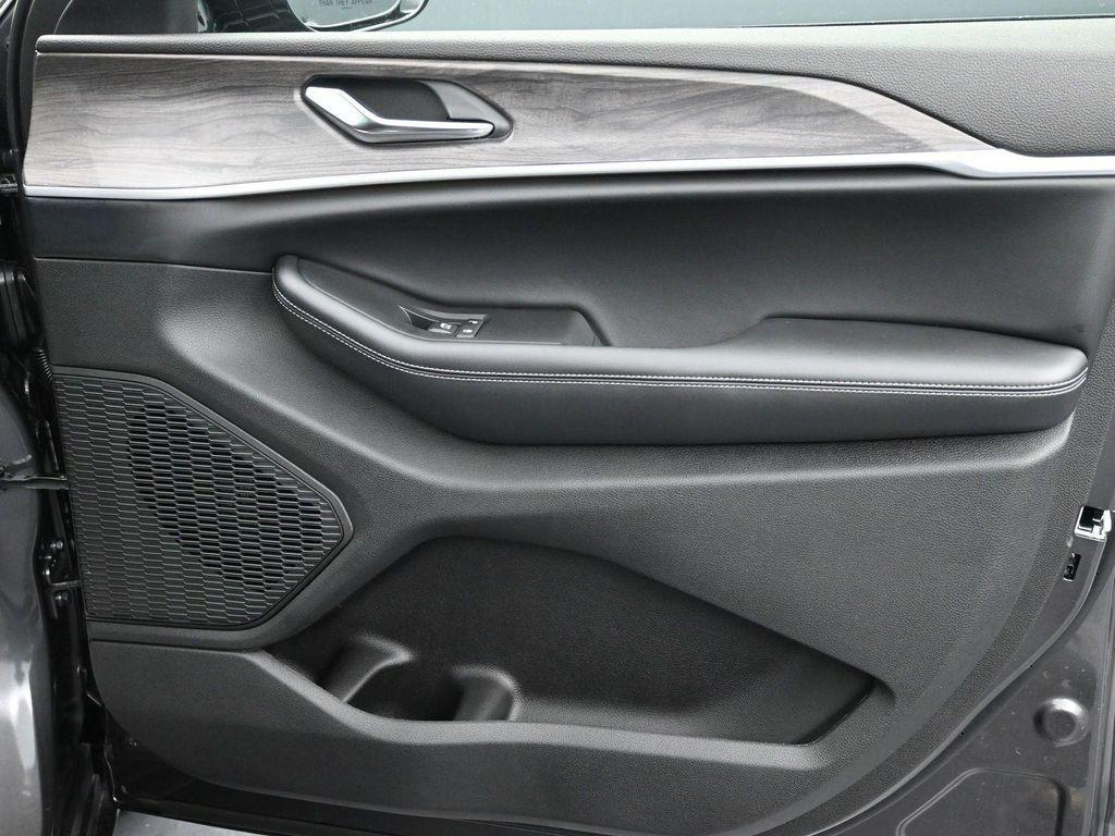 new 2025 Jeep Grand Cherokee car, priced at $52,976