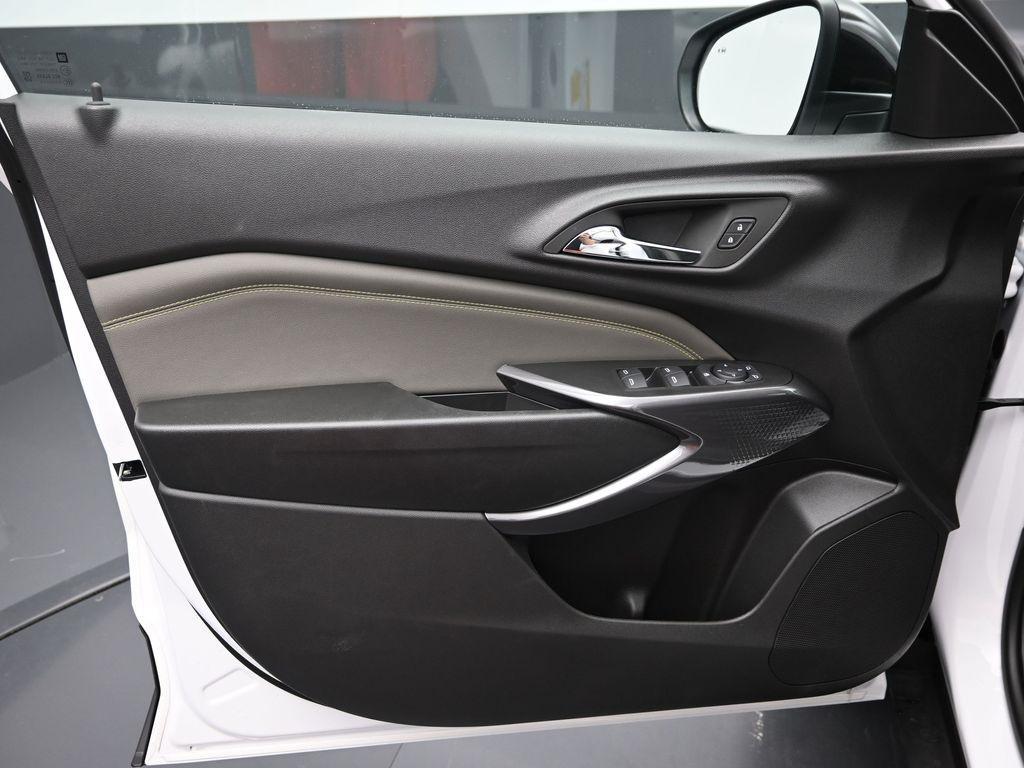 new 2025 Chevrolet Trax car, priced at $25,950