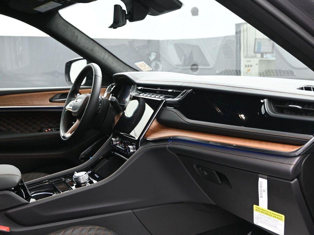 new 2025 Jeep Grand Cherokee car, priced at $68,996