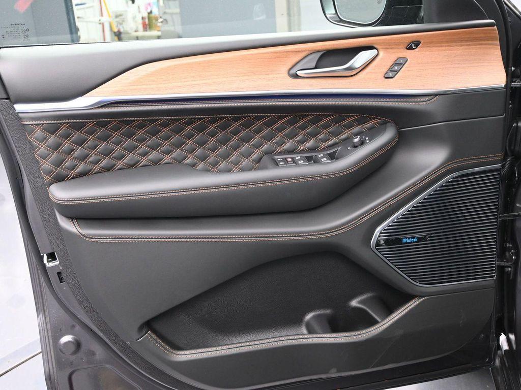 new 2025 Jeep Grand Cherokee car, priced at $68,996