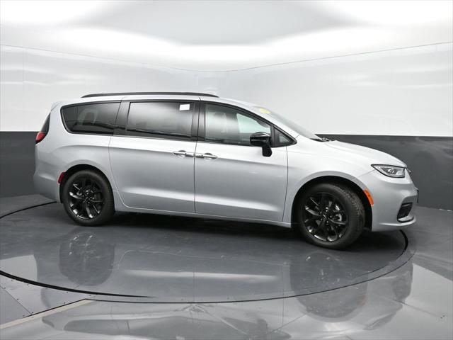 new 2024 Chrysler Pacifica car, priced at $47,221