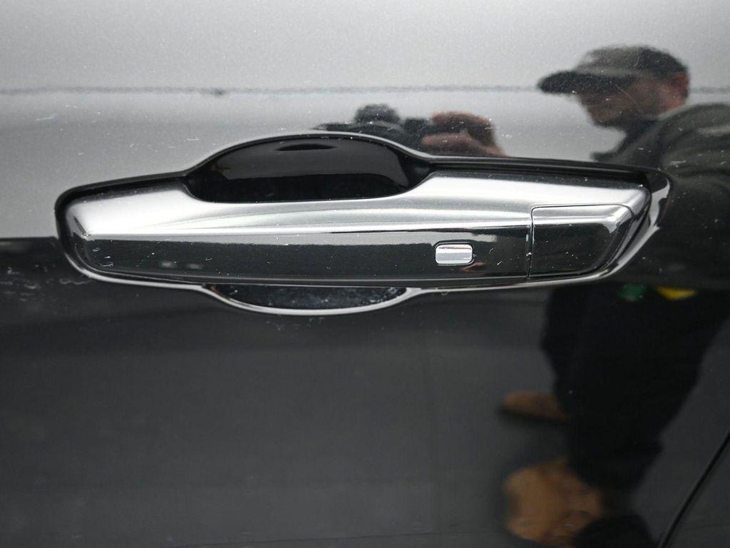 used 2025 Chevrolet Traverse car, priced at $37,651