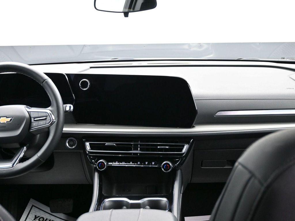 used 2025 Chevrolet Traverse car, priced at $37,651