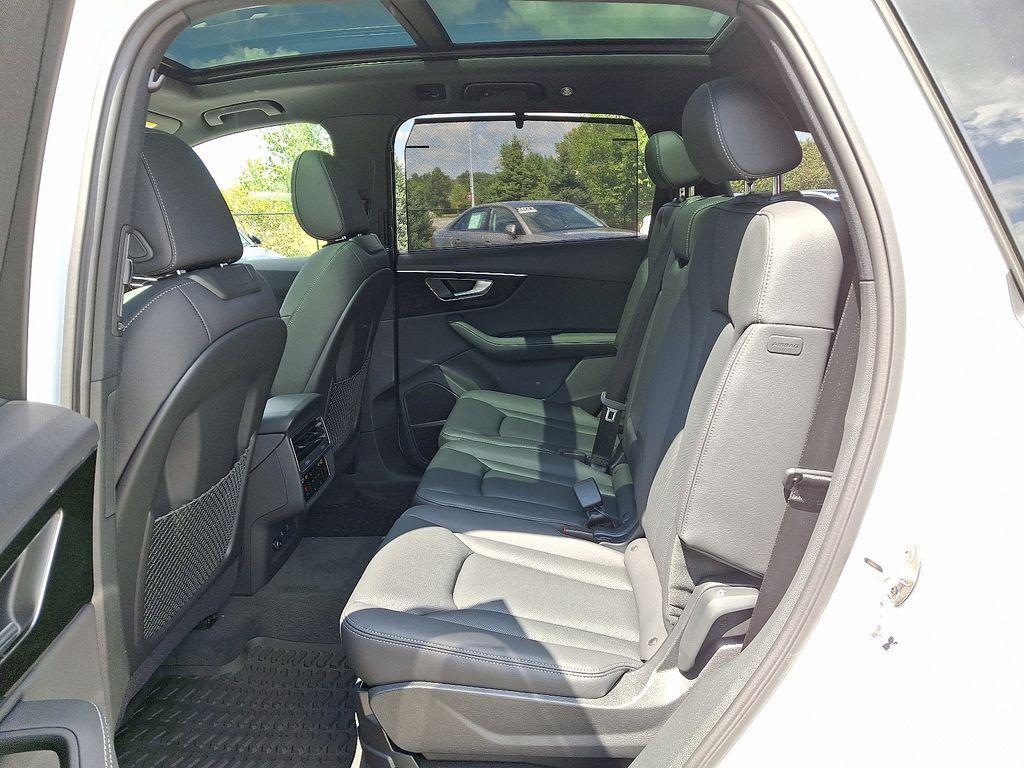 new 2025 Audi Q7 car, priced at $77,580