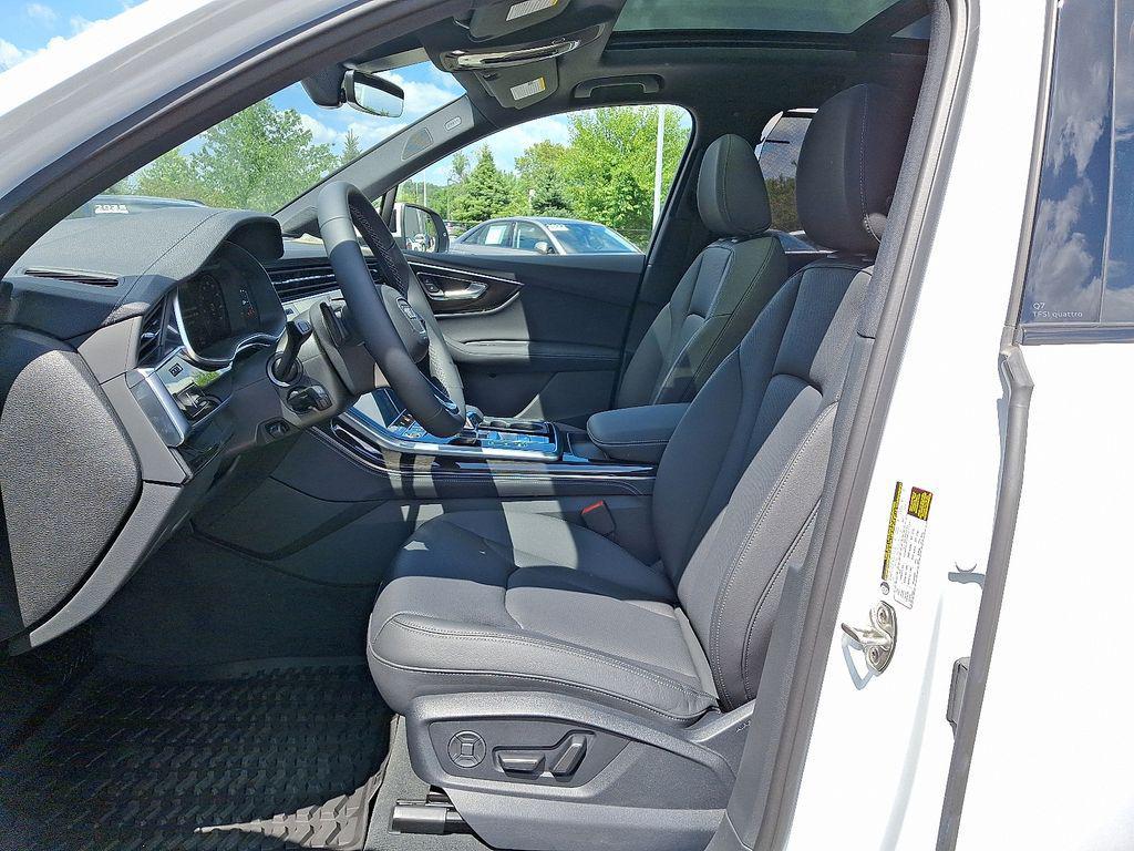 new 2025 Audi Q7 car, priced at $77,580