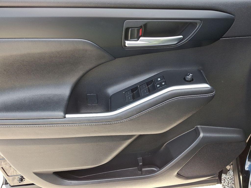 used 2020 Toyota Highlander car, priced at $29,994