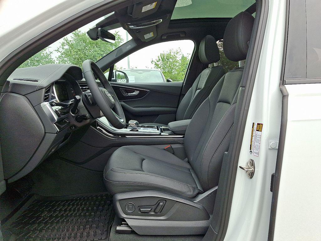 new 2025 Audi Q7 car, priced at $77,580