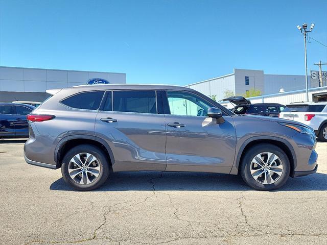 used 2022 Toyota Highlander car, priced at $36,358