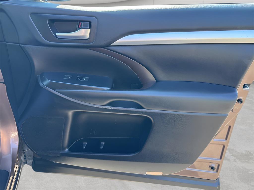 used 2019 Toyota Highlander car, priced at $23,995