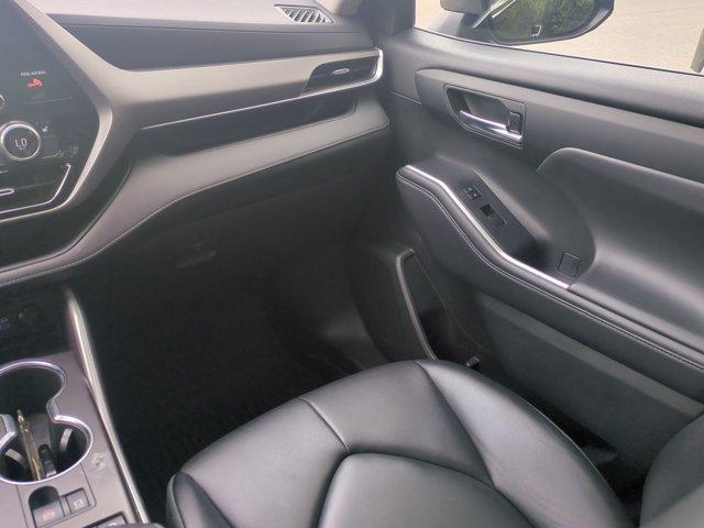 used 2022 Toyota Highlander car, priced at $31,113
