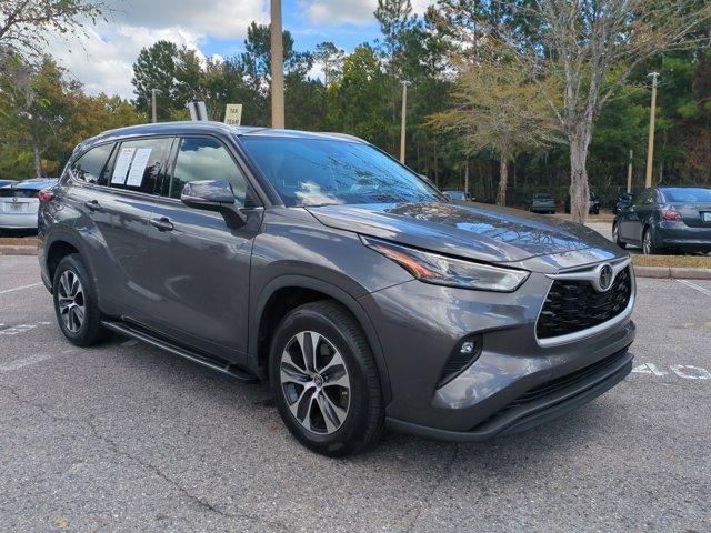 used 2022 Toyota Highlander car, priced at $32,784