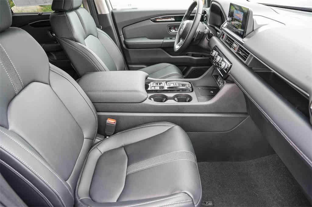 new 2025 Honda Pilot car, priced at $45,450