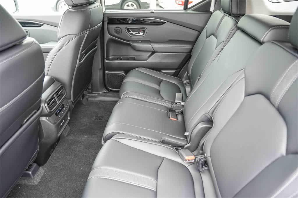 new 2025 Honda Pilot car, priced at $45,450