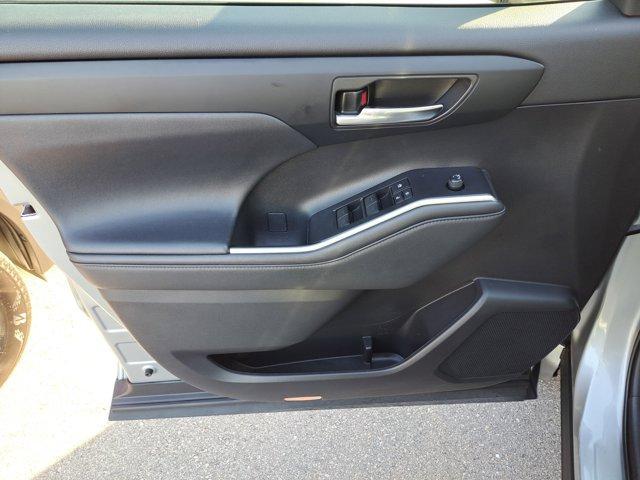 used 2022 Toyota Highlander car, priced at $33,991