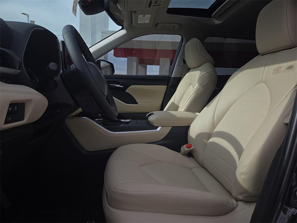 new 2025 Toyota Highlander car, priced at $48,446