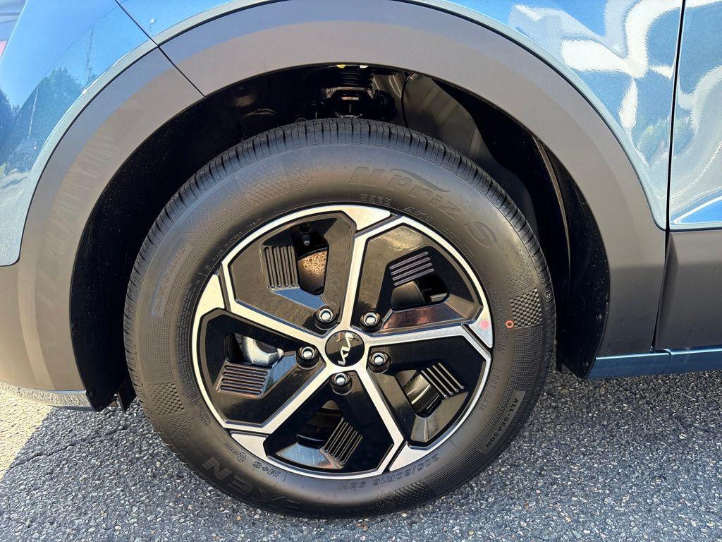 new 2025 Kia Niro car, priced at $32,195