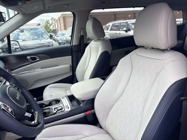 new 2025 Kia Carnival car, priced at $49,670