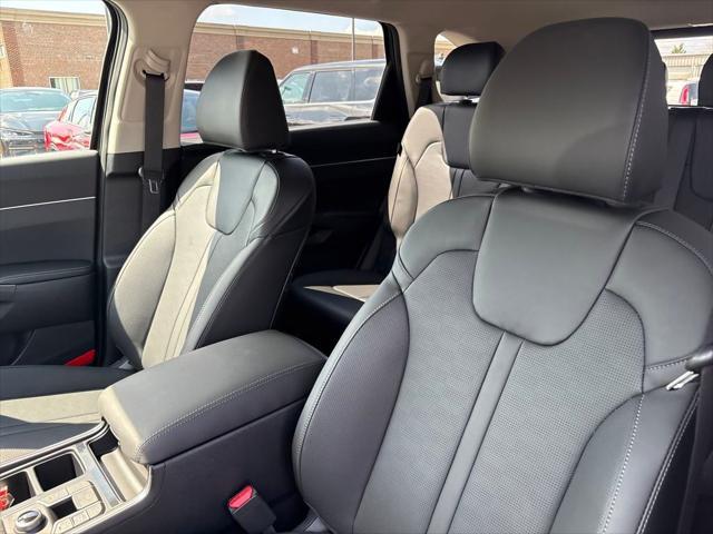 new 2025 Kia Sorento car, priced at $38,530