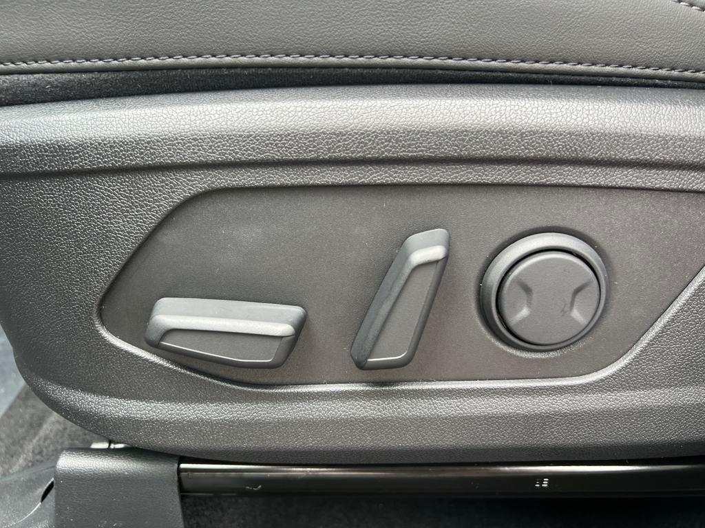 new 2025 Kia Sorento car, priced at $38,640