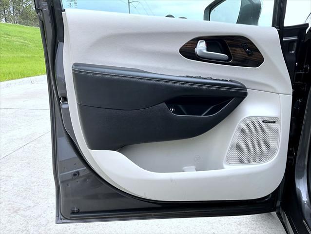 used 2021 Chrysler Pacifica Hybrid car, priced at $23,871