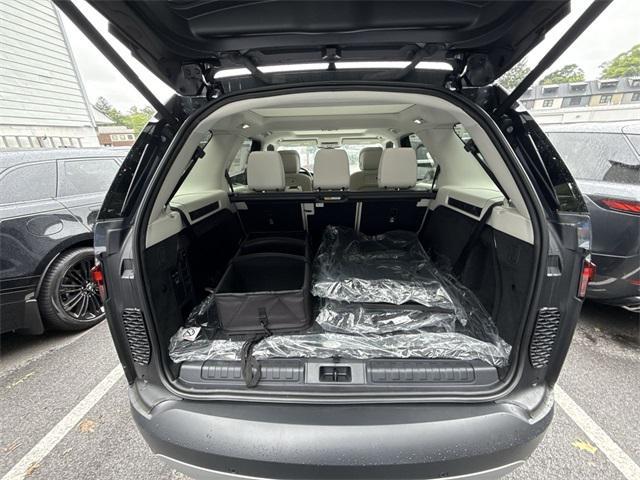 new 2025 Land Rover Discovery car, priced at $66,578