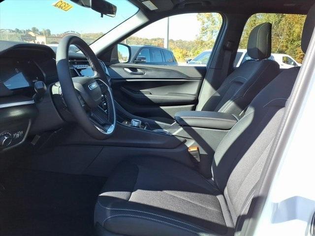 new 2025 Jeep Grand Cherokee car, priced at $40,497