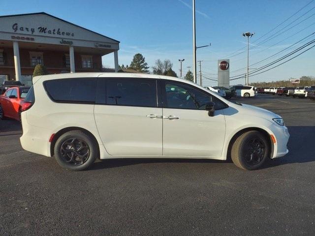 new 2024 Chrysler Pacifica Hybrid car, priced at $55,000