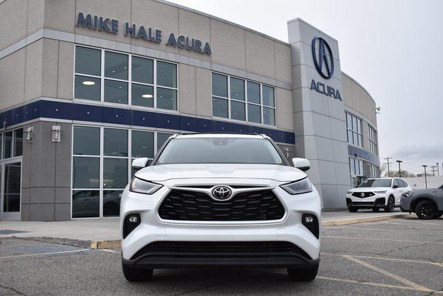 used 2022 Toyota Highlander car, priced at $36,980