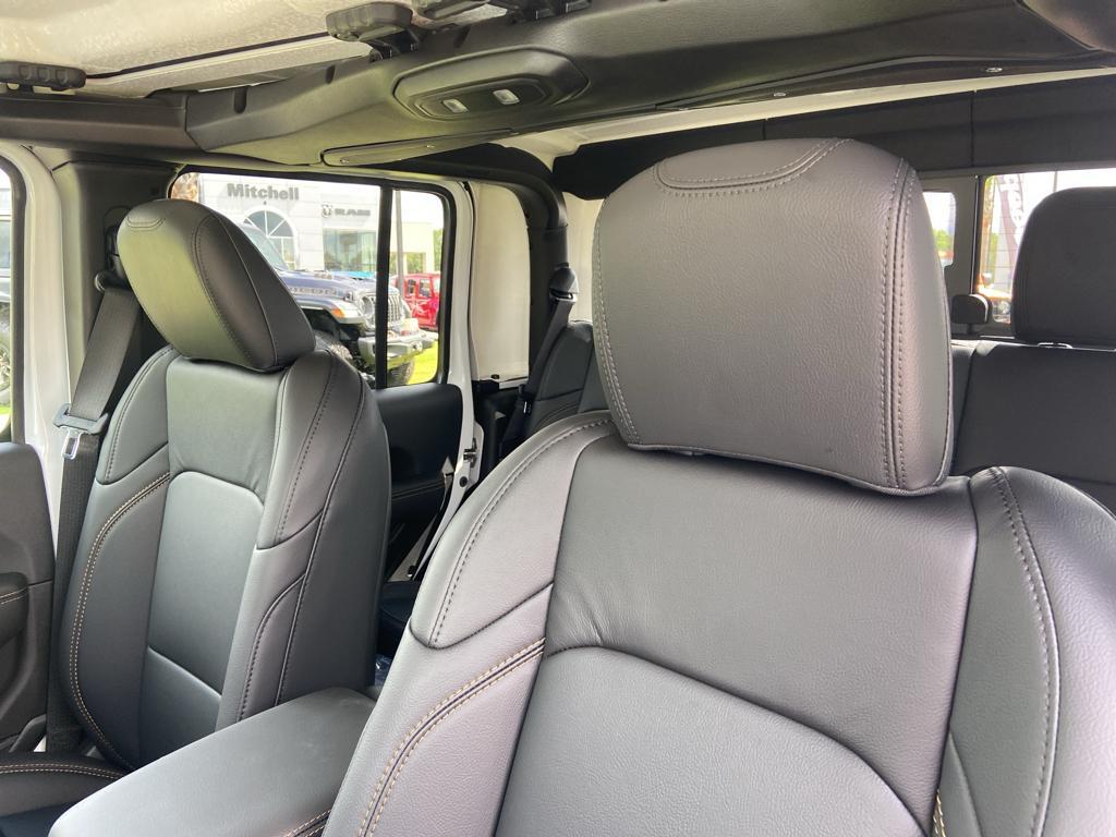 new 2025 Jeep Gladiator car, priced at $45,980